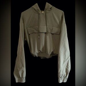 EUC....Womens Army Green Hooded cropped parka. Size large